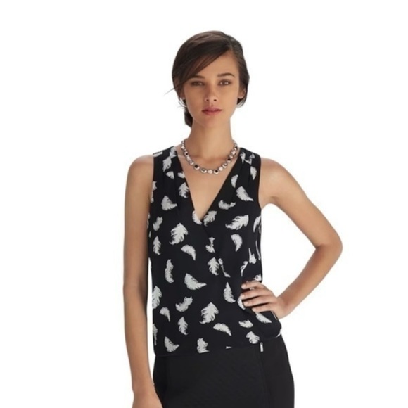0782 White House Black Market Sleevless Feather Shell Top Size Medium - Picture 3 of 12
